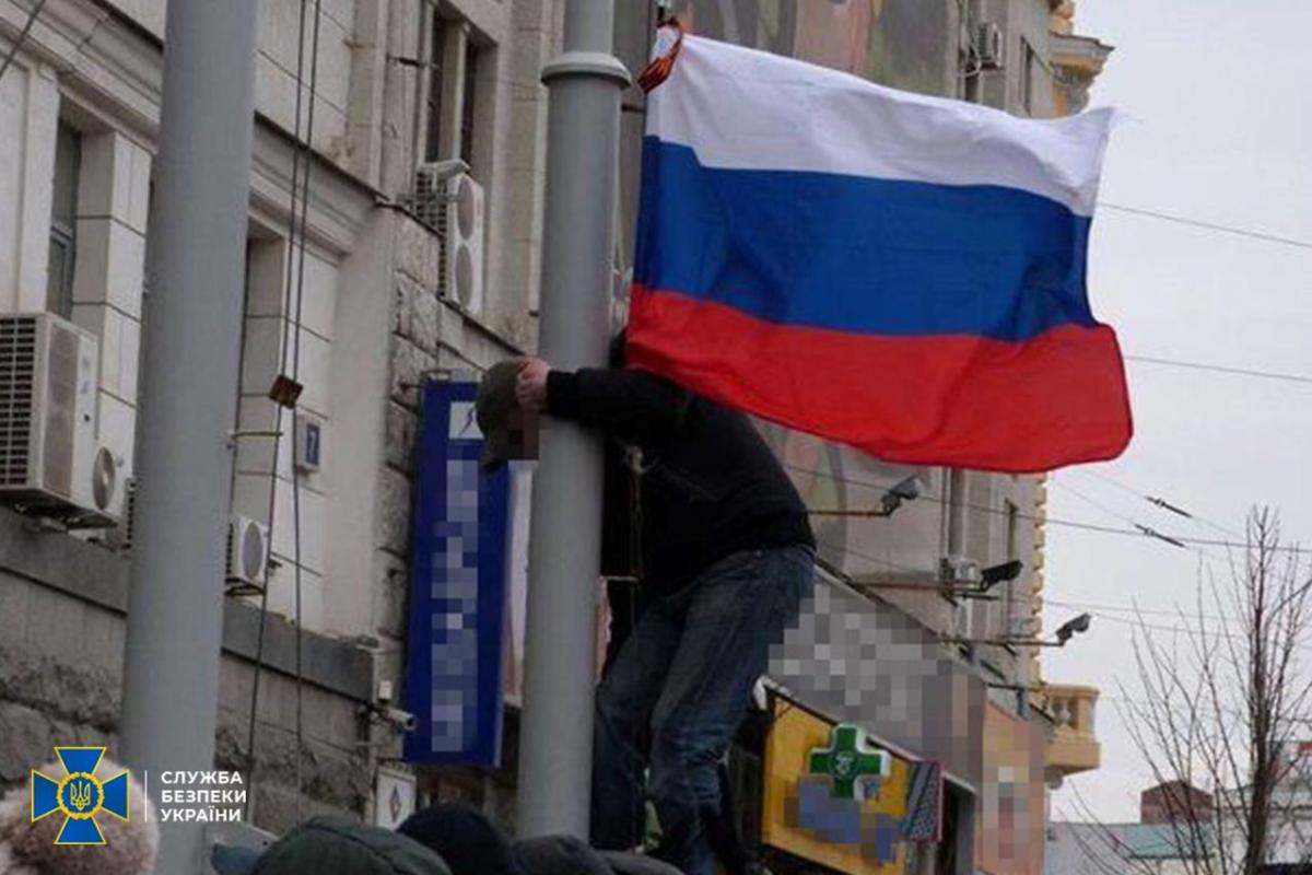 СБУ викрила прихильника 'новоросії', який піднімав прапор РФ над мерією Харкова (фото) СБУ викрила прихильника 'новоросії', який піднімав прапор РФ над мерією Харкова (фото)