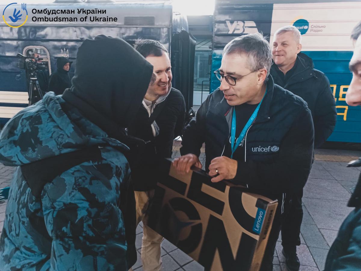 Хлопець повернувся до України / фото Дмитро Лубінець Хлопець повернувся до України / фото Дмитро Лубінець