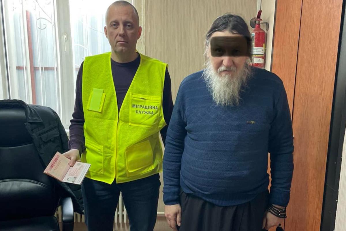 З України видворять настоятеля монастиря на Закарпатті / фото Міграційна служба Закарпатської області З України видворять настоятеля монастиря на Закарпатті / фото Міграційна служба Закарпатської області