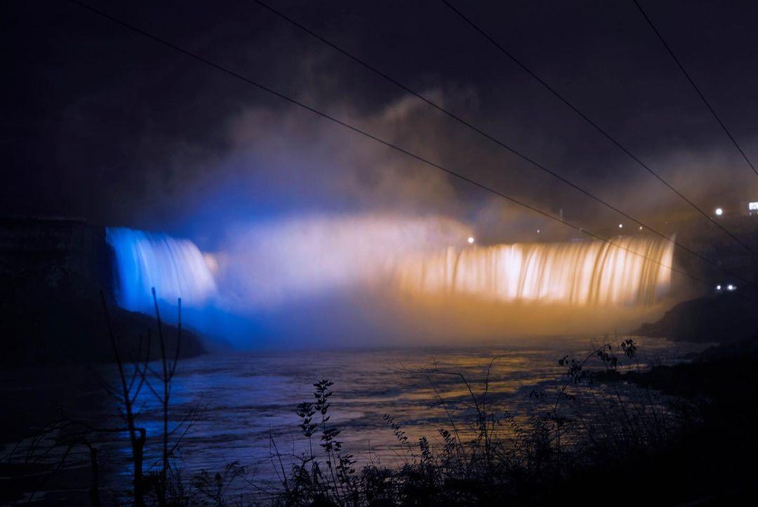 Ніагарський водоспад підсвітили синьо-жовтим / фото instagram.com/niagaraparks/ Ніагарський водоспад підсвітили синьо-жовтим / фото instagram.com/niagaraparks/