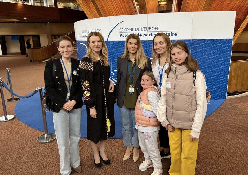 Українські депутатки разом з доньками під час роботи в залі ПАРЄ / фото facebook/Yevheniya Kravchuk Українські депутатки разом з доньками під час роботи в залі ПАРЄ / фото facebook/Yevheniya Kravchuk