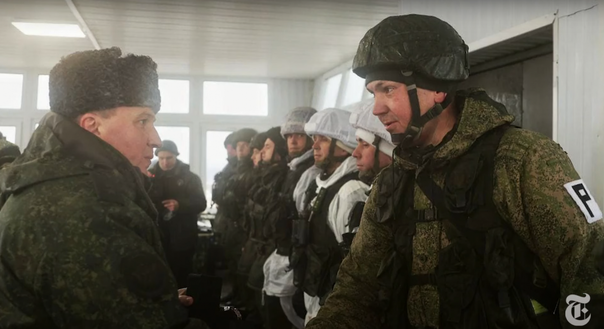 Керував діями російських десантників у Бучі підполковник Артем Городілов (у касці) / скріншот NYT Керував діями російських десантників у Бучі підполковник Артем Городілов (у касці) / скріншот NYT
