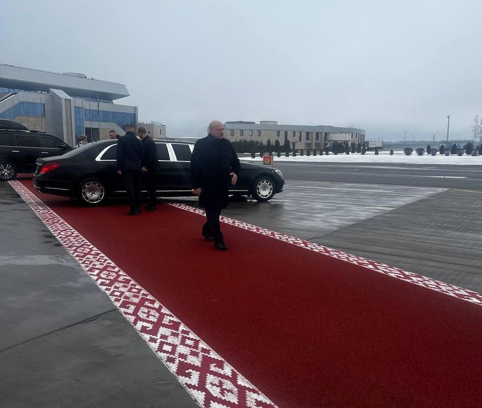 Лукашенко прилетів у Москву / Пул Первого Лукашенко прилетів у Москву / Пул Первого
