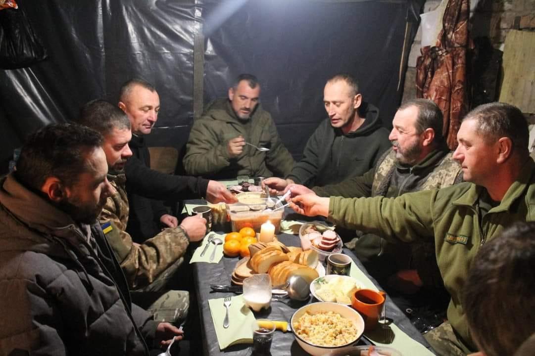 Українські воїни зібралися на Святвечір / facebook.com/GeneralStaff.ua