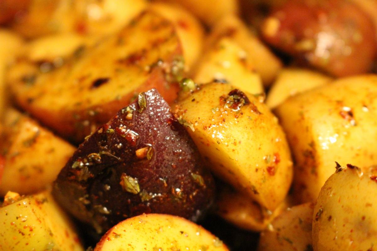 Картофель по селянски в духовке это простое и очень вкусное блюдо / фото ua.depositphotos.com