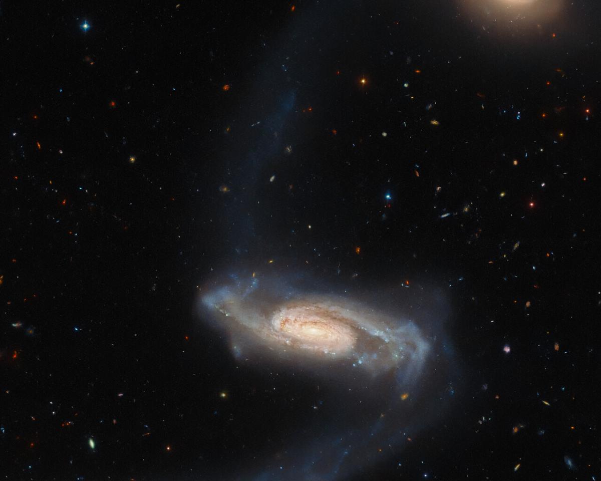 Необычная спиральная галактика с длинными рукавами / фото ESA/Hubble & NASA Необычная спиральная галактика с длинными рукавами / фото ESA/Hubble & NASA