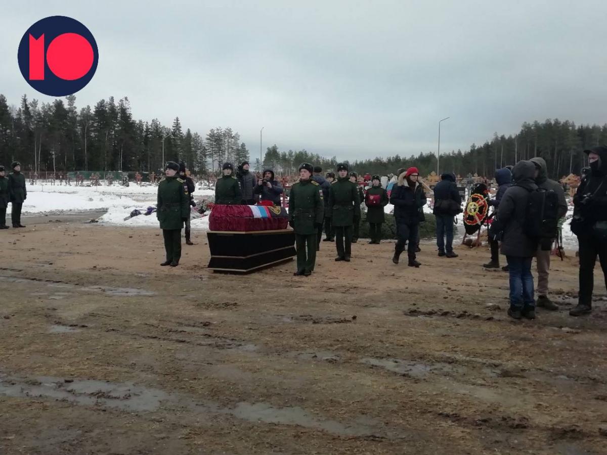 На церемонії прощання з 31-річним зеком-сиротою було близько 50 осіб / фото "Можем объяснить" На церемонії прощання з 31-річним зеком-сиротою було близько 50 осіб / фото "Можем объяснить"