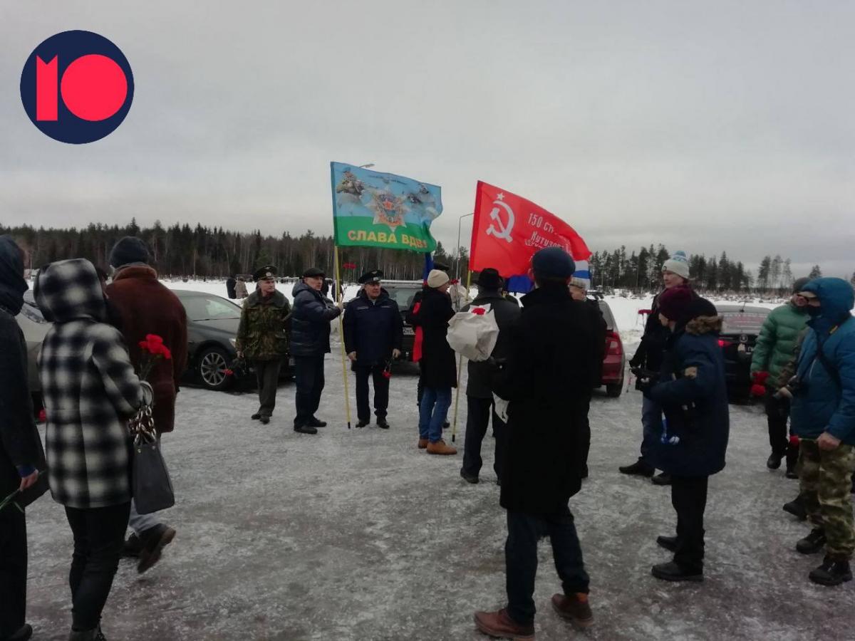 Більшість присутніх поняття не мали, кого взагалі ховають / фото "Можем объяснить" Більшість присутніх поняття не мали, кого взагалі ховають / фото "Можем объяснить"