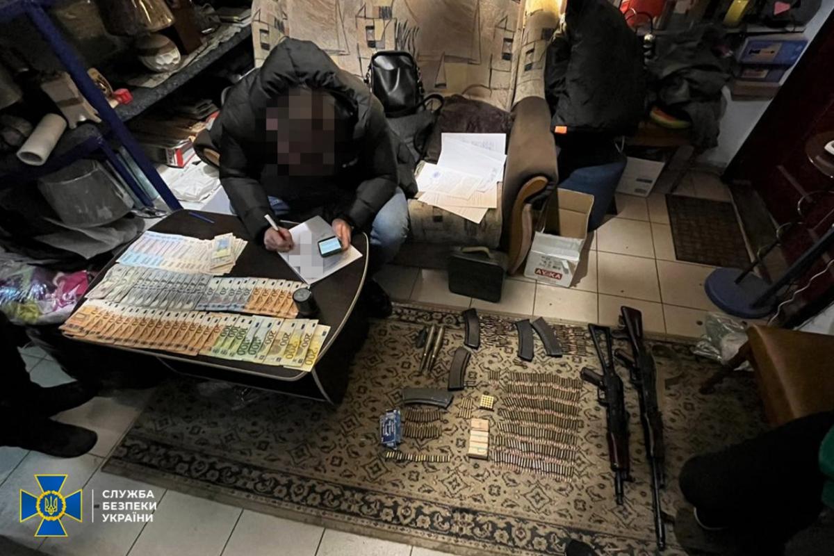 У зловмисників вилучено два автомати Калашникова та набої / фото facebook.com/SecurSerUkraine У зловмисників вилучено два автомати Калашникова та набої / фото facebook.com/SecurSerUkraine