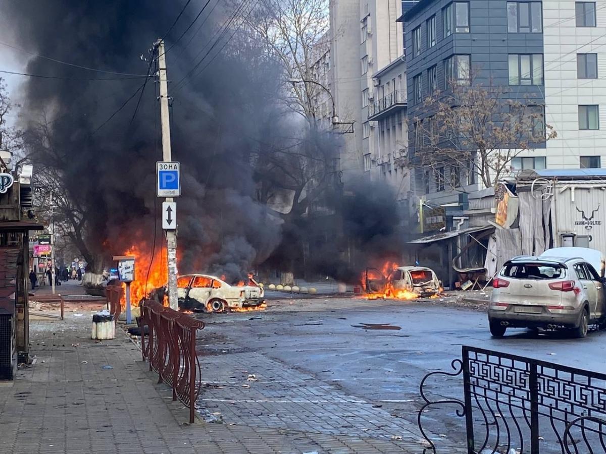 Последствия обстрела центра города 24 декабря / фото: t.me/V_Zelenskiy_official Последствия обстрела центра города 24 декабря / фото: t.me/V_Zelenskiy_official