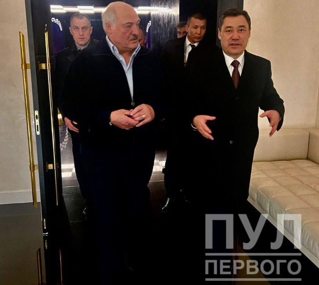 Александр Лукашенко надел перстень, подаренный Владимиром Путиным / фото t.me/pul_1 Александр Лукашенко надел перстень, подаренный Владимиром Путиным / фото t.me/pul_1