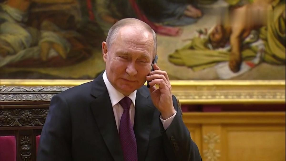Несколько секунд Путин делал вид, что внимательно слушает девочку / Скриншот