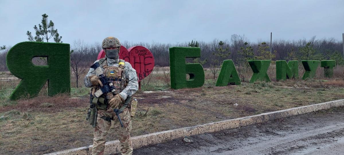 Околиці Бахмута усіяні воронками від ударів артилерії / фото Мубаріз Асланов, агентство Report.az і Баку.TV