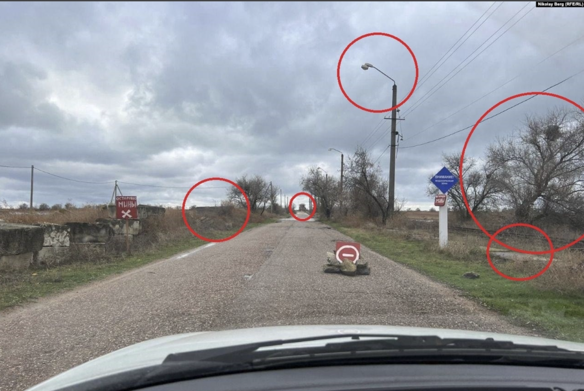 Попереджувальні таблички про мінування / фото svoboda.org Попереджувальні таблички про мінування / фото svoboda.org