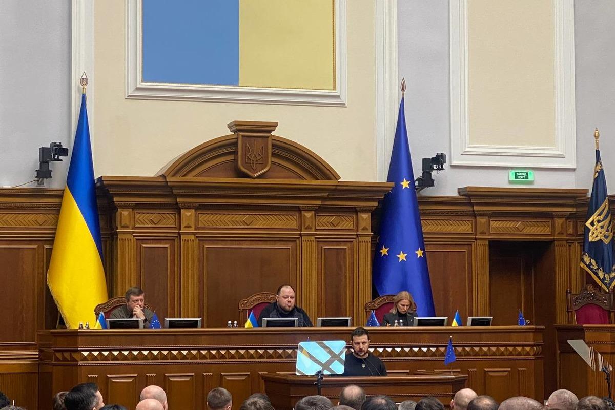 Владимир Зеленский выступил перед нардепами / фото ВРУ Владимир Зеленский выступил перед нардепами / фото ВРУ