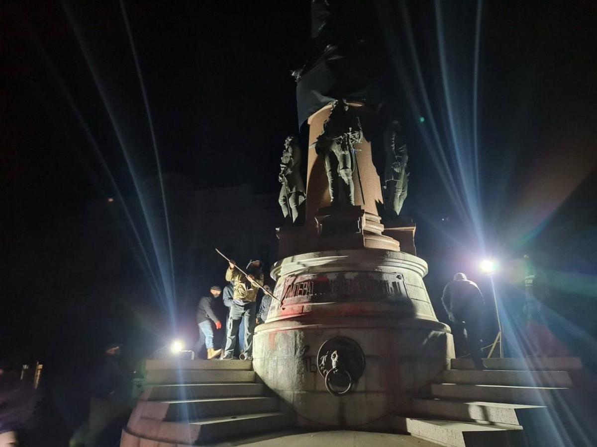 В Одессе начат демонтаж памятника Екатерине II / фото Офис президента В Одессе начат демонтаж памятника Екатерине II / фото Офис президента