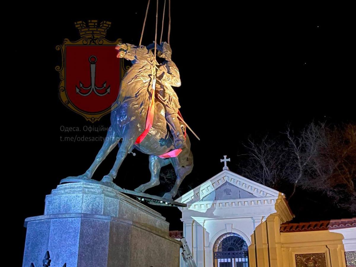 A monument to Suvorov was dismantled in Odessa / Photo t.me/odesacityofficial