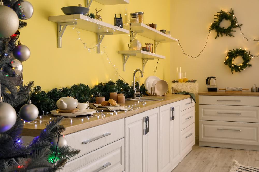 How to beautifully hang a garland / ua.depositphotos.com