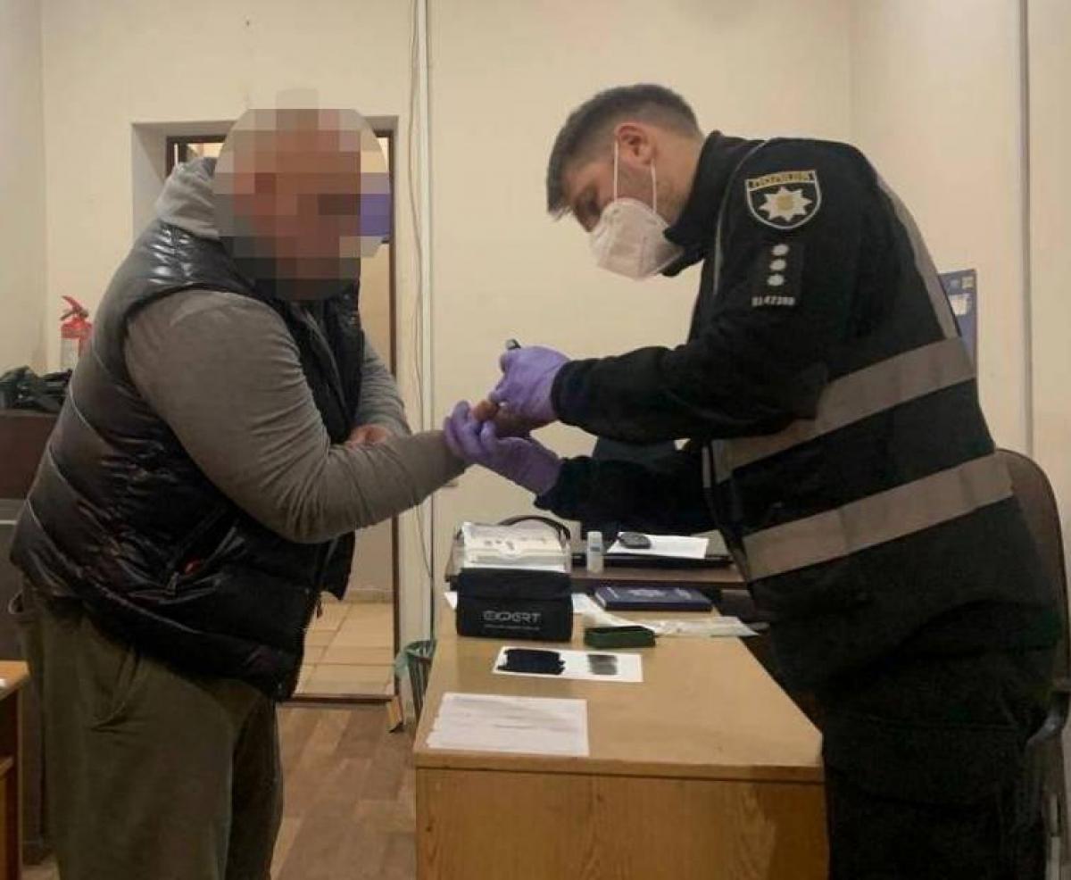 Полицейские изъяли у стрелка зарегистрированное на него оружие / фото od.npu.gov.ua Полицейские изъяли у стрелка зарегистрированное на него оружие / фото od.npu.gov.ua