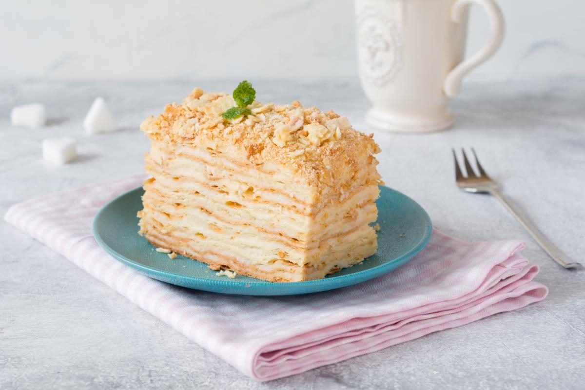 Торт «Наполеон» из крошки на сковороде (без духовки) — рецепт с фото пошагово