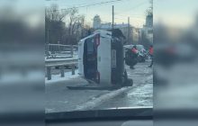 Масштабна ДТП із п'ятьма автівка сталася в Києві: одна машина перевернулася (відео)