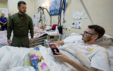 Зеленский посетил раненых бойцов в больнице Киева (фото)