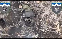 Дрон вдарив по окопу росіян, змусивши їх хаотично стріляти в поле і бити один одного