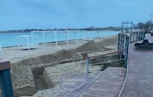 Готовятся ко "Дню Д": на пляжах в Крыму начали появляться окопы (видео)