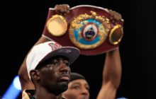 Один з найкращих боксерів світу брутально нокаутував росіянина, захистивши чемпіонський пояс (відео)