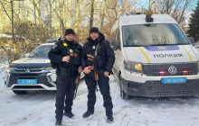 У Києві жінку та тварину витягли з "крижаної пастки" (фото, відео)