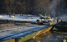 Білоруські військові повертаються від кордону України в місце постійної дислокації