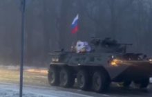 У російському Бєлгороді Дід Мороз приїхав на ялинку на БТРі з прапором РФ (відео)