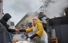 В Ивано-Франковске на костре наварили около двух тысяч литров борща и раздавали всем желающим (фото)