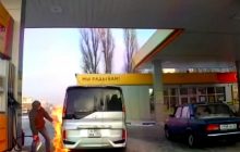 Подсветил бак зажигалкой: россиянин случайно сжег собственную машину (видео)