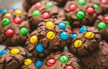 Дети будут в восторге: как приготовить красочное печенье с M&M’s