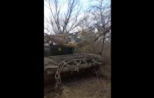 Два безпілотники РФ заплуталися у маскувальній сітці над танком ЗСУ (відео)