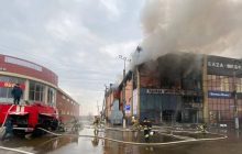 У Краснодарському краї РФ загорівся торговий центр: пожежа охопила велику площу (відео)