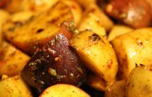 Картошка в духовке получается с хрустящей корочкой: нужно просто добавить один ингредиент