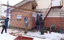 Сніг та мороз не перешкода: під Києвом волонтери продовжують відновлювати будинки, зруйновані під час війни