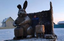 Новорічна "інсталяція": в Росії зліпили кролика з фекалій (фото, відео)
