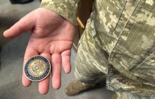 Віддав борг: Зеленський передав командирові батареї HIMARS відзнаку від Байдена (фото, відео)