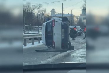 Масштабное ДТП с пятью авто произошло в Киеве: одна машина перевернулась (видео)