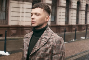 Победитель Голосу країни Лазановский показал своих родителей в трогательном рождественском клипе