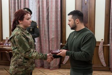 Зеленский вручил госнаграды освобожденным из плена украинским защитникам (фото)