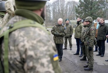 Ο Μπορέλ συγκινήθηκε κατά τη διάρκεια μιας συνομιλίας με ουκρανικό στρατιωτικό προσωπικό στην Πολωνία (φωτογραφία)