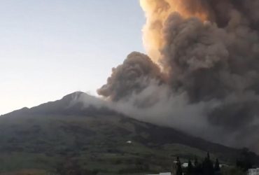 В Италии из-за извержения вулкана произошло цунами (видео)