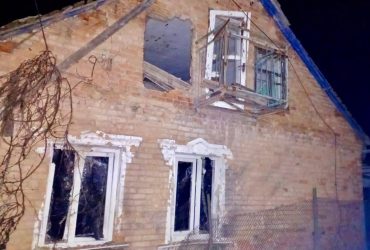 Россияне всю ночь били по Никополю и округе: разбиты дома и газопроводы (фото)