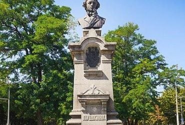 В Днепре памятники российским деятелям берут на предприятие Зооконтроль