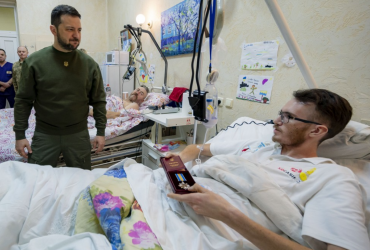 Зеленський відвідав поранених бійців у лікарні Києва (фото)