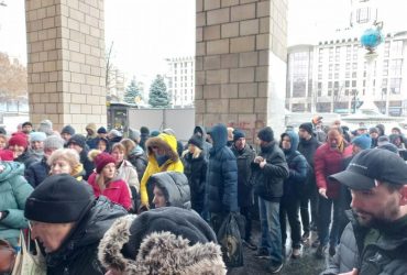 На Майдане в Киеве аншлаг желающих купить новые марки от Укрпочты (фото)